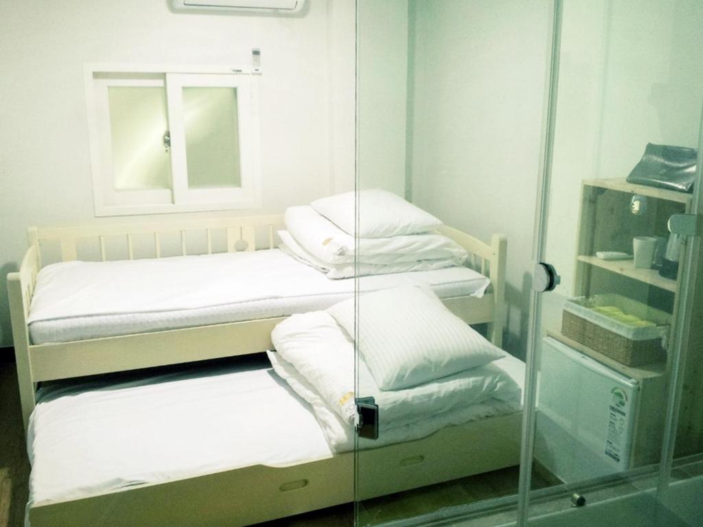 24 Guesthouse Sinchon Hongdae سيول الغرفة الصورة